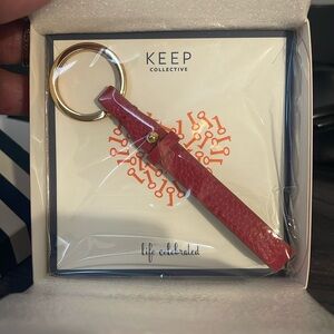 KEEP KEYFOB HOLIDAY RED/NUTMEG Add your favorite charms. Reversible